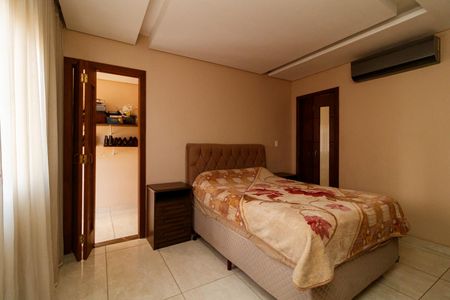 Casa à venda com 240m², 3 quartos e 5 vagasSuíte