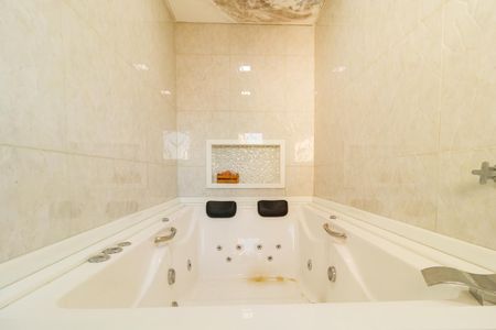 Casa à venda com 240m², 3 quartos e 5 vagasBanheiro da Suíte