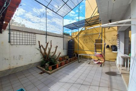 Casa à venda com 180m², 3 quartos e 3 vagas Casa à venda com 180m², 3 quartos e 3 vagasQuintal