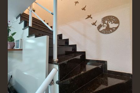 Casa à venda com 95m², 2 quartos e 2 vagas Casa à venda com 95m², 2 quartos e 2 vagasEscada