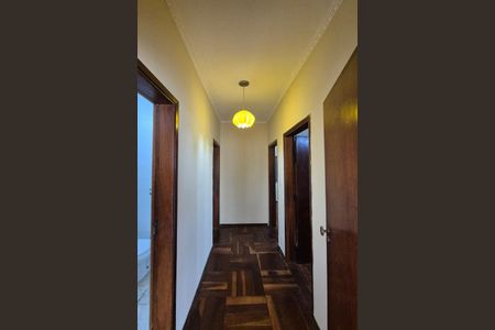 Casa à venda com 180m², 4 quartos e 2 vagas Casa à venda com 180m², 4 quartos e 2 vagasCorredor