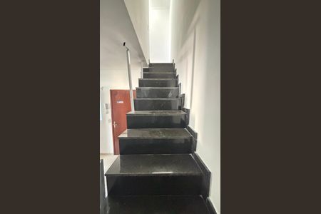 Apartamento à venda com 90m², 2 quartos e 1 vaga Apartamento à venda com 90m², 2 quartos e 1 vagaEscada