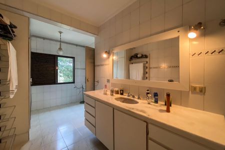 Casa à venda com 350m², 3 quartos e 4 vagasBanheiro da Suíte 2