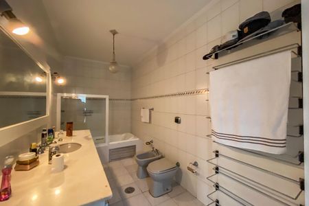 Casa à venda com 350m², 3 quartos e 4 vagasBanheiro da Suíte 2