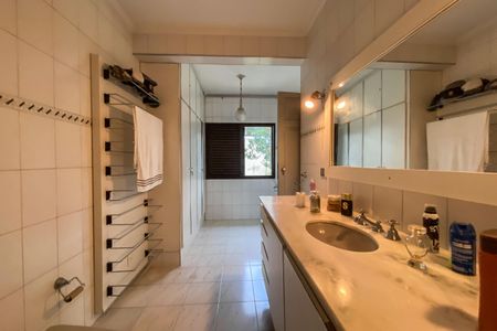 Casa à venda com 350m², 3 quartos e 4 vagasBanheiro da Suíte 2