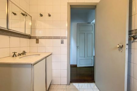 Casa à venda com 350m², 3 quartos e 4 vagasBanheiro da Suíte 1