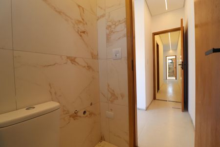 Casa à venda com 329m², 3 quartos e 6 vagasBanheiro da Suíte 2