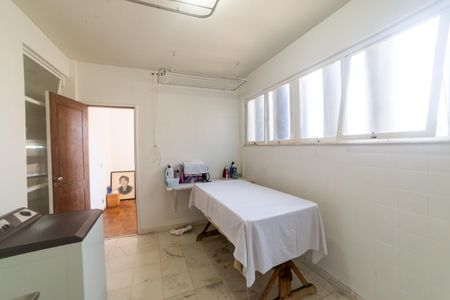 Apartamento à venda com 450m², 6 quartos e 2 vagas Apartamento à venda com 450m², 6 quartos e 2 vagasÁrea de Serviço 2