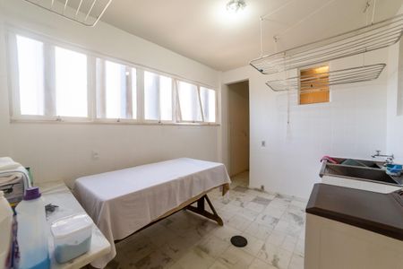 Apartamento à venda com 450m², 6 quartos e 2 vagas Apartamento à venda com 450m², 6 quartos e 2 vagasÁrea de Serviço 2