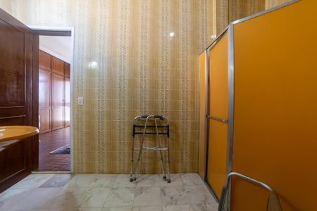 Apartamento à venda com 450m², 6 quartos e 2 vagas Apartamento à venda com 450m², 6 quartos e 2 vagasBanheiro da Suíte 2