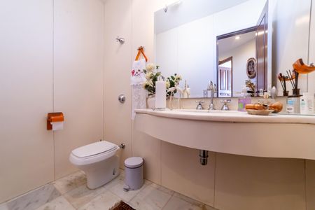 Apartamento à venda com 450m², 6 quartos e 2 vagas Apartamento à venda com 450m², 6 quartos e 2 vagasLavabo