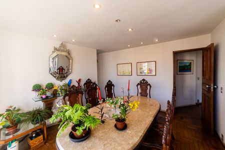 Apartamento à venda com 450m², 6 quartos e 2 vagas Apartamento à venda com 450m², 6 quartos e 2 vagasSala de Jantar