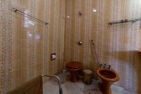 Apartamento à venda com 450m², 6 quartos e 2 vagas Apartamento à venda com 450m², 6 quartos e 2 vagasBanheiro da Suíte 2