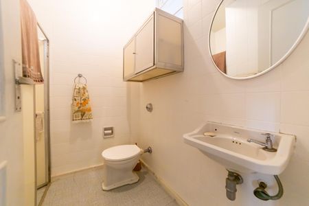 Apartamento à venda com 450m², 6 quartos e 2 vagas Apartamento à venda com 450m², 6 quartos e 2 vagasBanheiro de Serviço