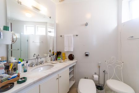 Apartamento à venda com 450m², 6 quartos e 2 vagas Apartamento à venda com 450m², 6 quartos e 2 vagasBanheiro da Suíte 1