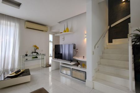 Casa de condomínio à venda com 145m², 3 quartos e 2 vagasSala