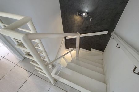 Casa de condomínio à venda com 145m², 3 quartos e 2 vagasEscada
