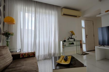Casa de condomínio à venda com 145m², 3 quartos e 2 vagasSala
