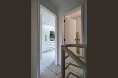 Casa de condomínio à venda com 145m², 3 quartos e 2 vagasEscada