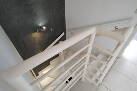 Casa de condomínio à venda com 145m², 3 quartos e 2 vagasEscada