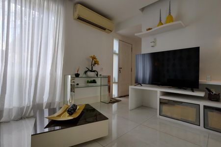 Casa de condomínio à venda com 145m², 3 quartos e 2 vagasSala