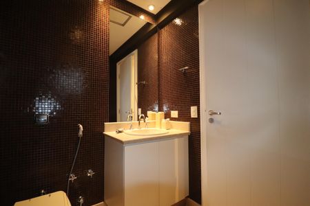 Apartamento à venda com 260m², 3 quartos e 4 vagasBanheiro do Closet da suíte 1