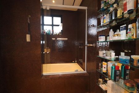 Apartamento à venda com 260m², 3 quartos e 4 vagasBanheiro do Closet da suíte 1