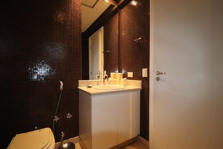 Apartamento à venda com 260m², 3 quartos e 4 vagasBanheiro do Closet da suíte 1