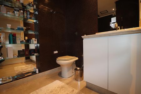 Apartamento à venda com 260m², 3 quartos e 4 vagasBanheiro do Closet da suíte 1