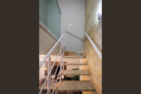 Casa à venda com 85m², 2 quartos e 2 vagas Casa à venda com 85m², 2 quartos e 2 vagasEscada