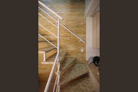 Casa à venda com 85m², 2 quartos e 2 vagas Casa à venda com 85m², 2 quartos e 2 vagasEscada