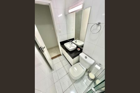 Casa à venda com 198m², 3 quartos e 3 vagas Casa à venda com 198m², 3 quartos e 3 vagasBanheiro social