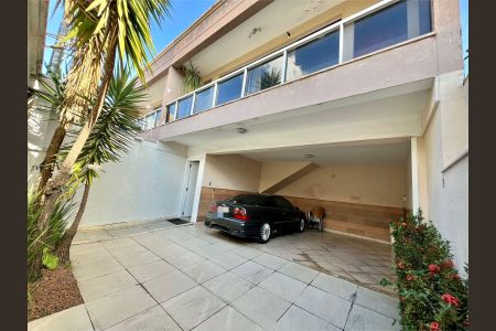 Casa à venda com 198m², 3 quartos e 3 vagas Casa à venda com 198m², 3 quartos e 3 vagasFachada