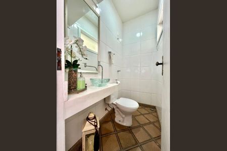 Casa à venda com 198m², 3 quartos e 3 vagas Casa à venda com 198m², 3 quartos e 3 vagasBanheiro de Serviço