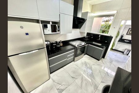 Casa à venda com 198m², 3 quartos e 3 vagas Casa à venda com 198m², 3 quartos e 3 vagasCozinha