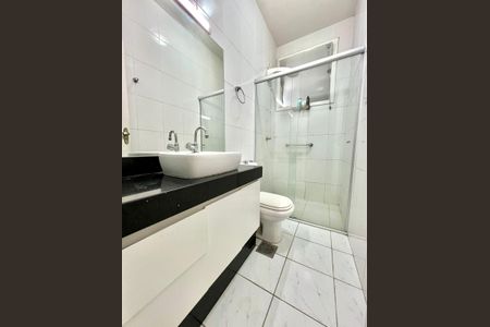 Casa à venda com 198m², 3 quartos e 3 vagas Casa à venda com 198m², 3 quartos e 3 vagasBanheiro social