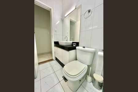 Casa à venda com 198m², 3 quartos e 3 vagas Casa à venda com 198m², 3 quartos e 3 vagasBanheiro social