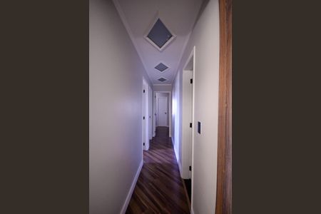 Apartamento à venda com 82m², 3 quartos e 2 vagasCorredor de acesso aos quartos