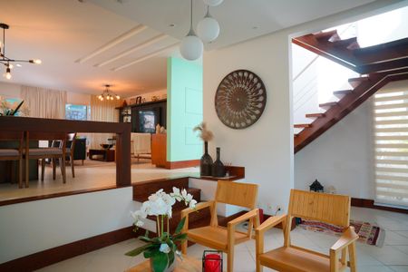 Casa de condomínio à venda com 315m², 4 quartos e 4 vagasSala