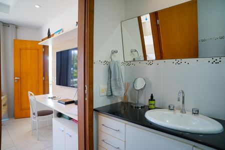 Casa de condomínio à venda com 315m², 4 quartos e 4 vagasBanheiro do Suíte 1