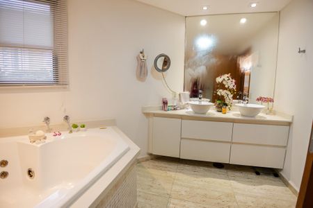 Apartamento à venda com 170m², 2 quartos e 3 vagasBanheiro da Suíte 2