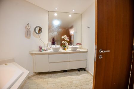 Apartamento à venda com 170m², 2 quartos e 3 vagasBanheiro da Suíte 2