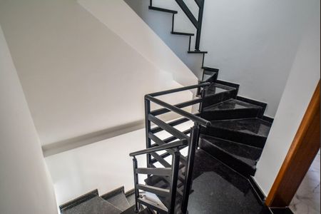 Casa à venda com 96m², 2 quartos e 1 vaga Casa à venda com 96m², 2 quartos e 1 vagaEscada