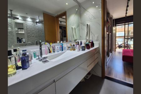 Apartamento à venda com 235m², 2 quartos e 2 vagasBanheiro da Suíte 2