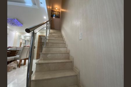 Casa à venda com 170m², 3 quartos e 3 vagasEscada Segundo andar