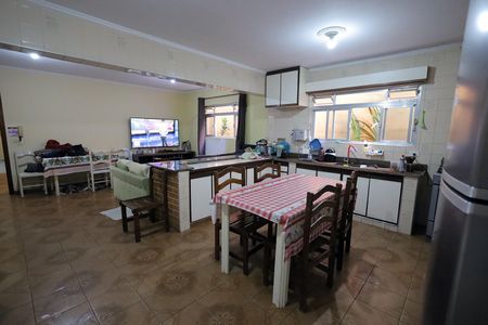 Casa para alugar com 320m², 4 quartos e 2 vagas Casa para alugar com 320m², 4 quartos e 2 vagasCozinha