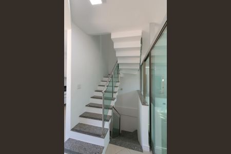 Casa à venda com 200m², 3 quartos e 3 vagasEscadas