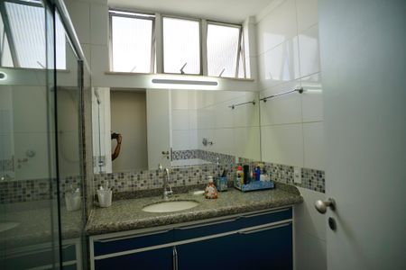 Apartamento à venda com 210m², 3 quartos e 1 vaga Apartamento à venda com 210m², 3 quartos e 1 vagaBanheiro Social