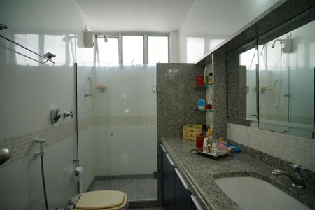 Apartamento à venda com 210m², 3 quartos e 1 vaga Apartamento à venda com 210m², 3 quartos e 1 vagaBanheiro da Suíte