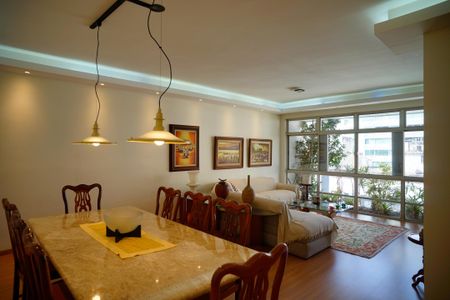 Apartamento à venda com 210m², 3 quartos e 1 vaga Apartamento à venda com 210m², 3 quartos e 1 vagaSala